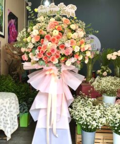 Hoa và Hy vọng: Kệ Hoa Khai Trương Cho Tương lai Tươi Sáng