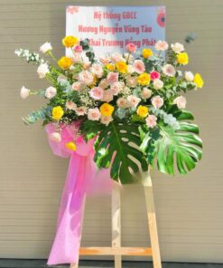 Hoa và Hy vọng: Kệ Hoa Khai Trương Cho Tương lai Tươi Sáng