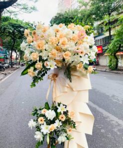 Hoa và Lời Chúc: Kệ Hoa Chúc Mừng Đầy Phấn Khích