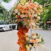 Chúc Mừng và Hạnh Phúc: Kệ Hoa Tươi Đẹp Để Kỷ Niệm