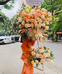 Chúc Mừng và Hạnh Phúc: Kệ Hoa Tươi Đẹp Để Kỷ Niệm