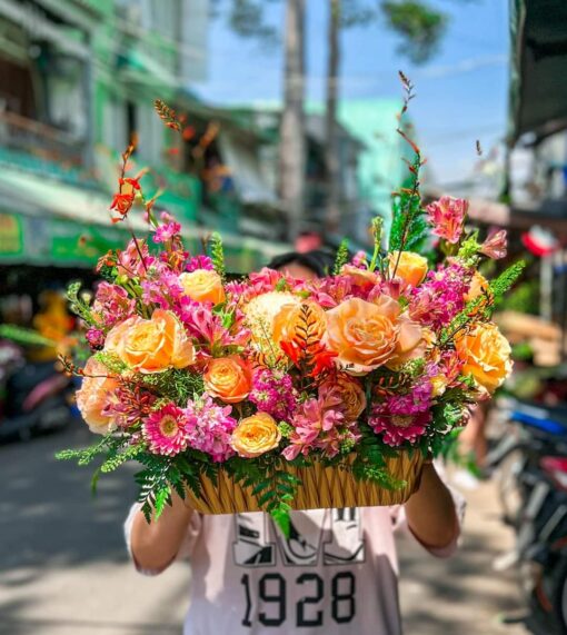 Vẻ Đẹp Tự Nhiên: Lẵng Hoa Tươi Trong Trái Tim