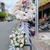 Lẵng Hoa Chia Buồn Trong Đêm Tĩnh Lặng
