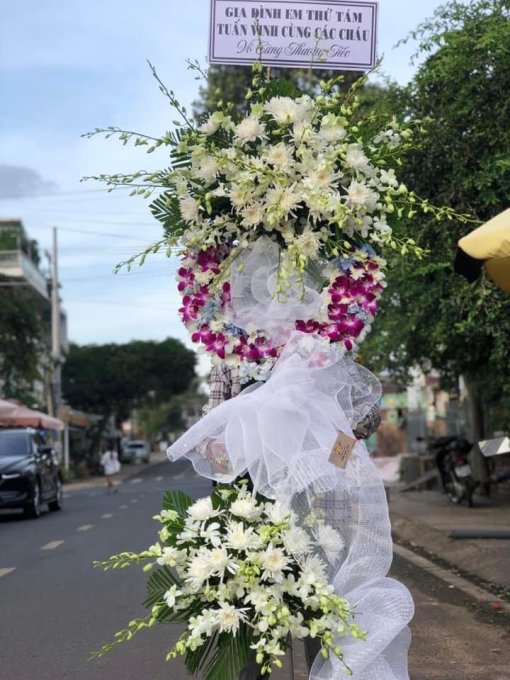 Lời Chia Buồn Cuối Cùng: Hoa Viếng Gửi Lời An Ủi