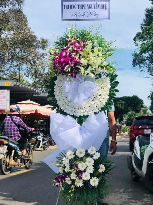 Hương Thơm Bất Tận: Hoa Chia Buồn Trong Nỗi Đau