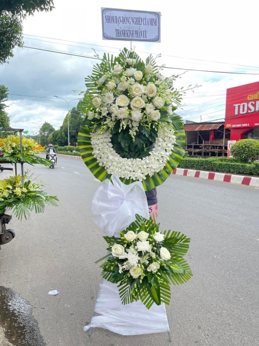 Kệ Hoa Chia Buồn Trong Nỗi Đau