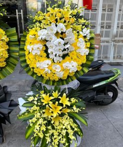 Kệ Hoa Viếng Làm Nổi Bật Lễ Tưởng Nhớ