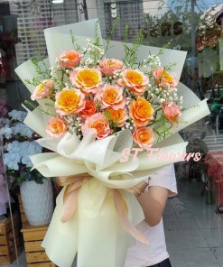 Bó hồng spirit cùng giấy vàng