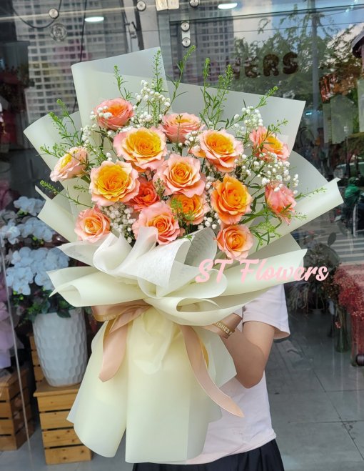 Bó hồng spirit cùng giấy vàng