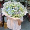 Tú cầu kết hợp với tana cỏ đồng tiền tạo ra bó hoa tròn xinh sắn