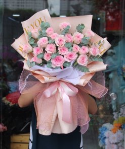 Bó hoa hồng lạc thần phối giấy hồng