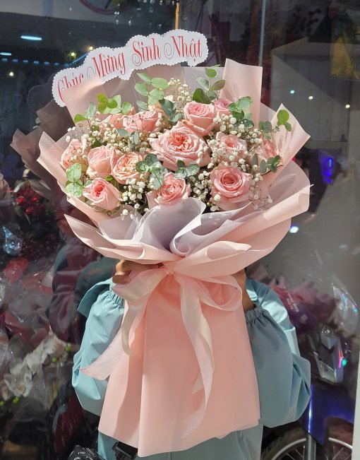 Bó hoa hồng dưới ánh nắng