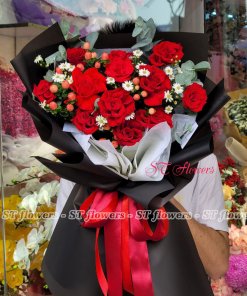 Bó hồng đỏ cô dâu lận cánh