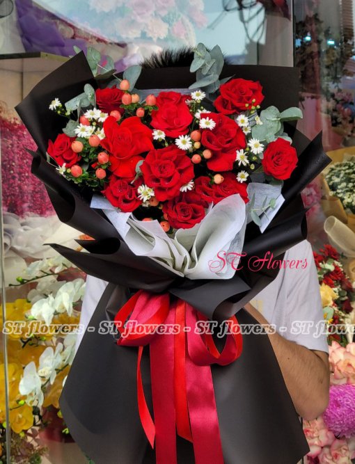 Bó hồng đỏ cô dâu lận cánh
