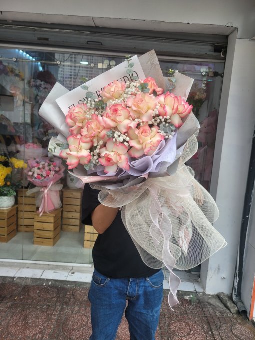 Bó hồng song hỹ lận cánh hiện đại