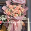 Bó hồng song hỹ chụp dưới trời nắng