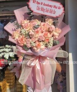 Bó hồng song hỹ chụp dưới trời nắng