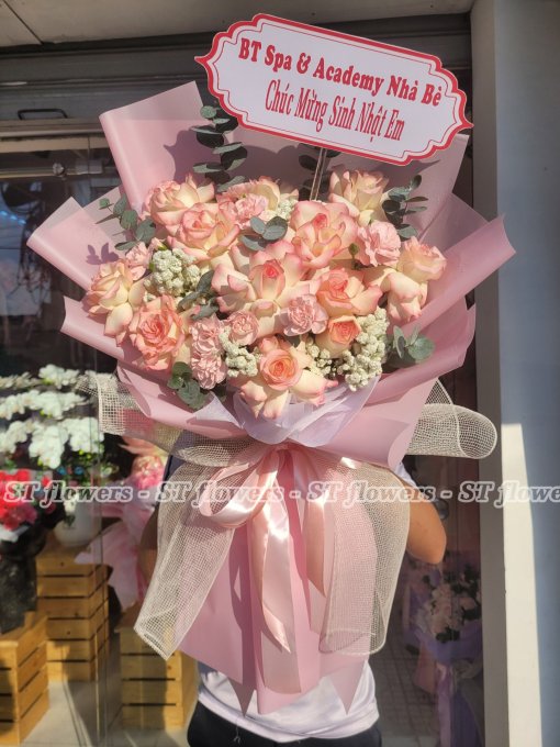 Bó hồng song hỹ chụp dưới trời nắng